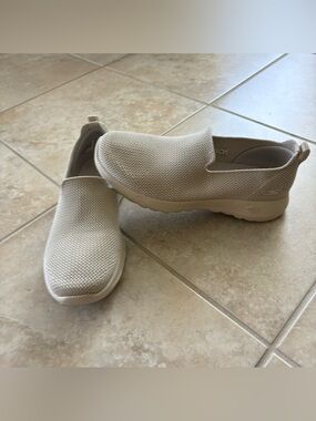 Skechers Air Cooled Yoga Mat Shoes – Women’s Size 6.5